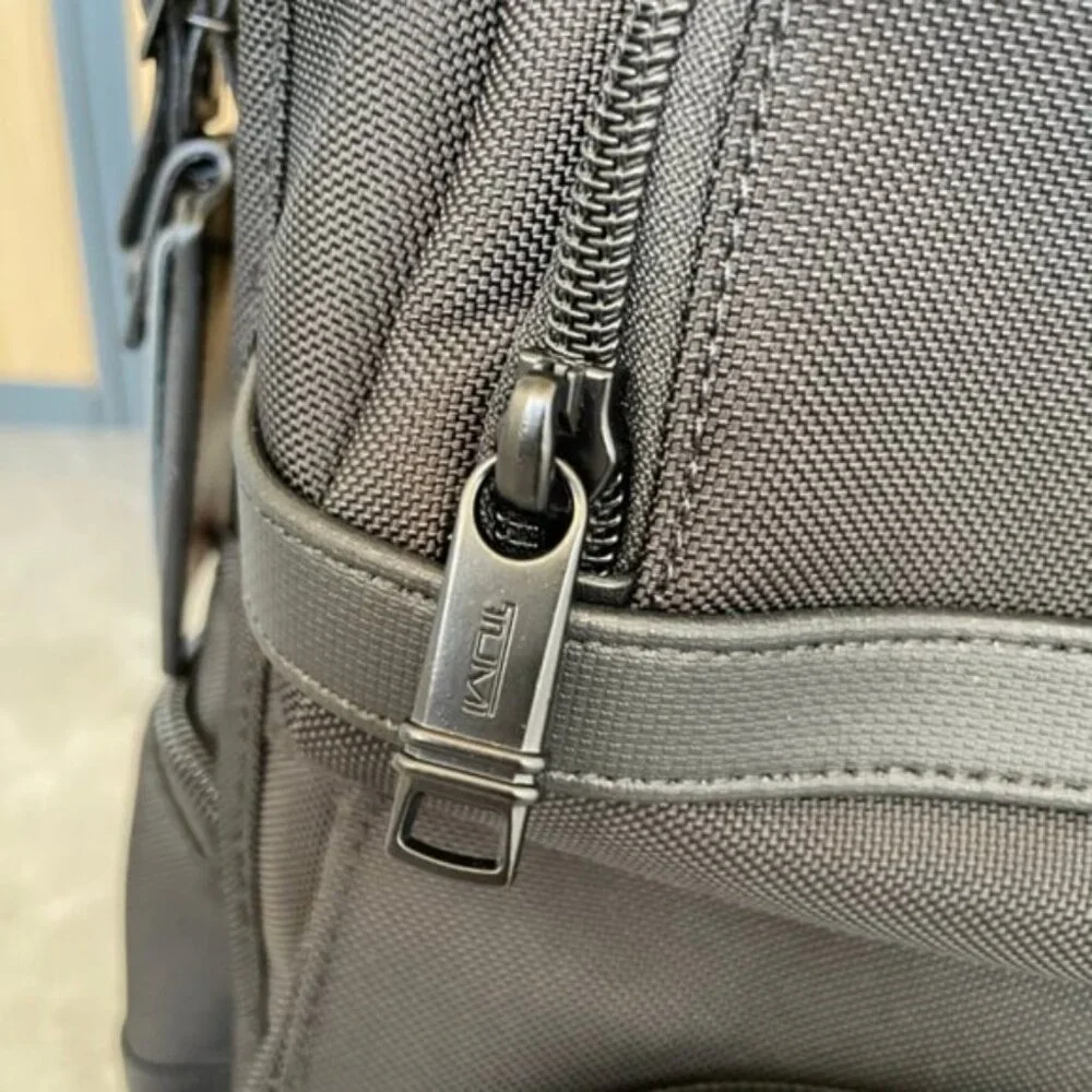 ✨NWT✨ TUMI Halsey ‧ Black/Gold ✨